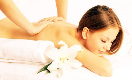 睡前互按涌泉穴，夫妻养生情更深